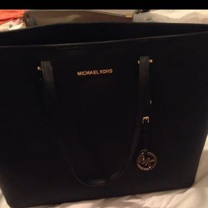 Michael Kors Multifunctional Jet Set- Black